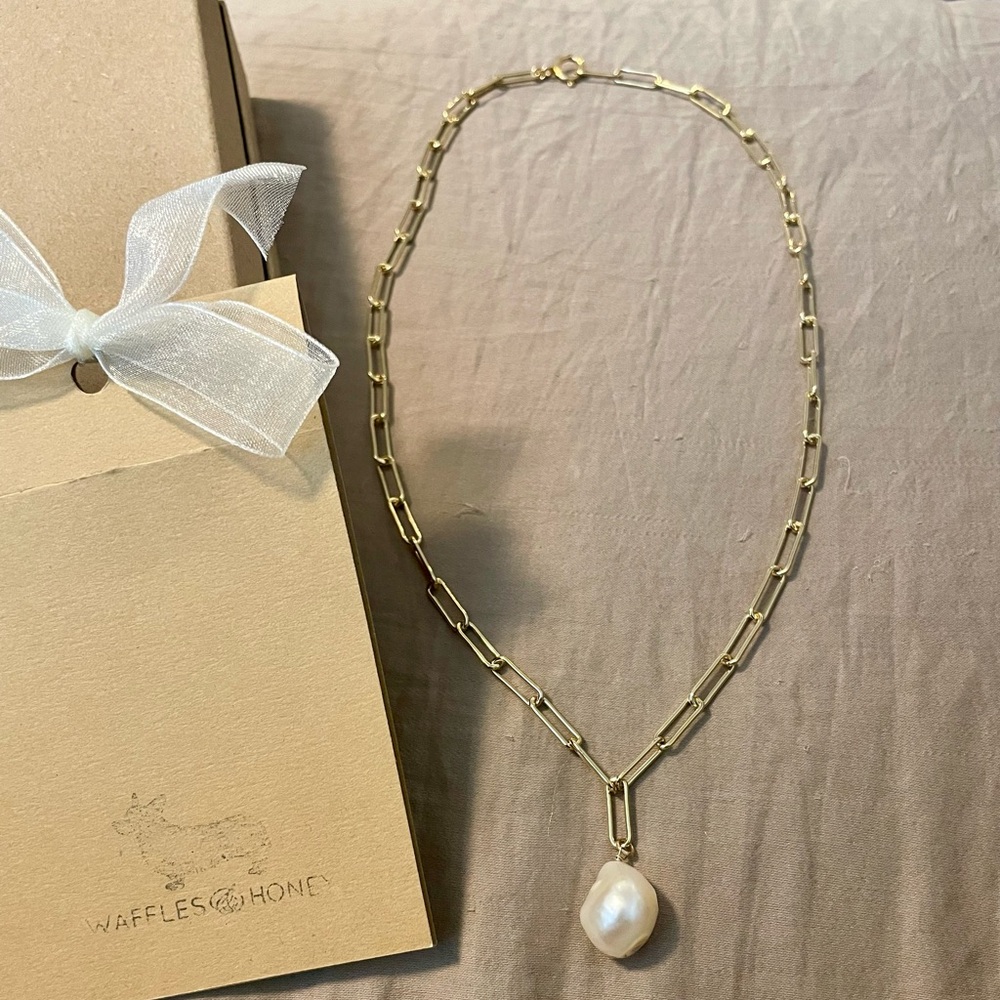 Thea Pearl Necklace (Waffles & Honey)
